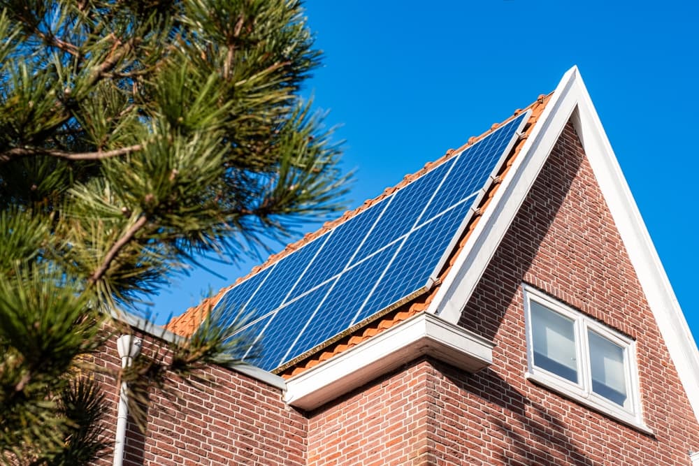 Zonnepanelen op een schuin dak van een woning, geplaatst door Maatje Solar Systems