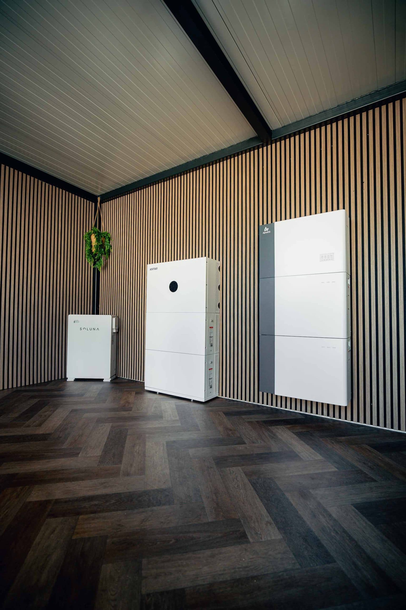 Thuisbatterij gemonteerd aan de muur door Maatje Solar Systems