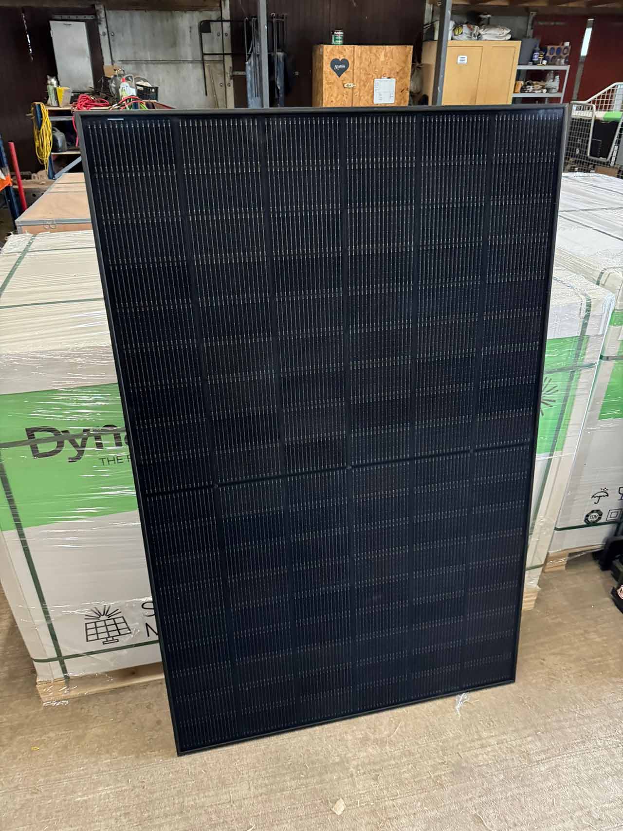 Zonnepanelen op een hellend dak in de Zaanstreek